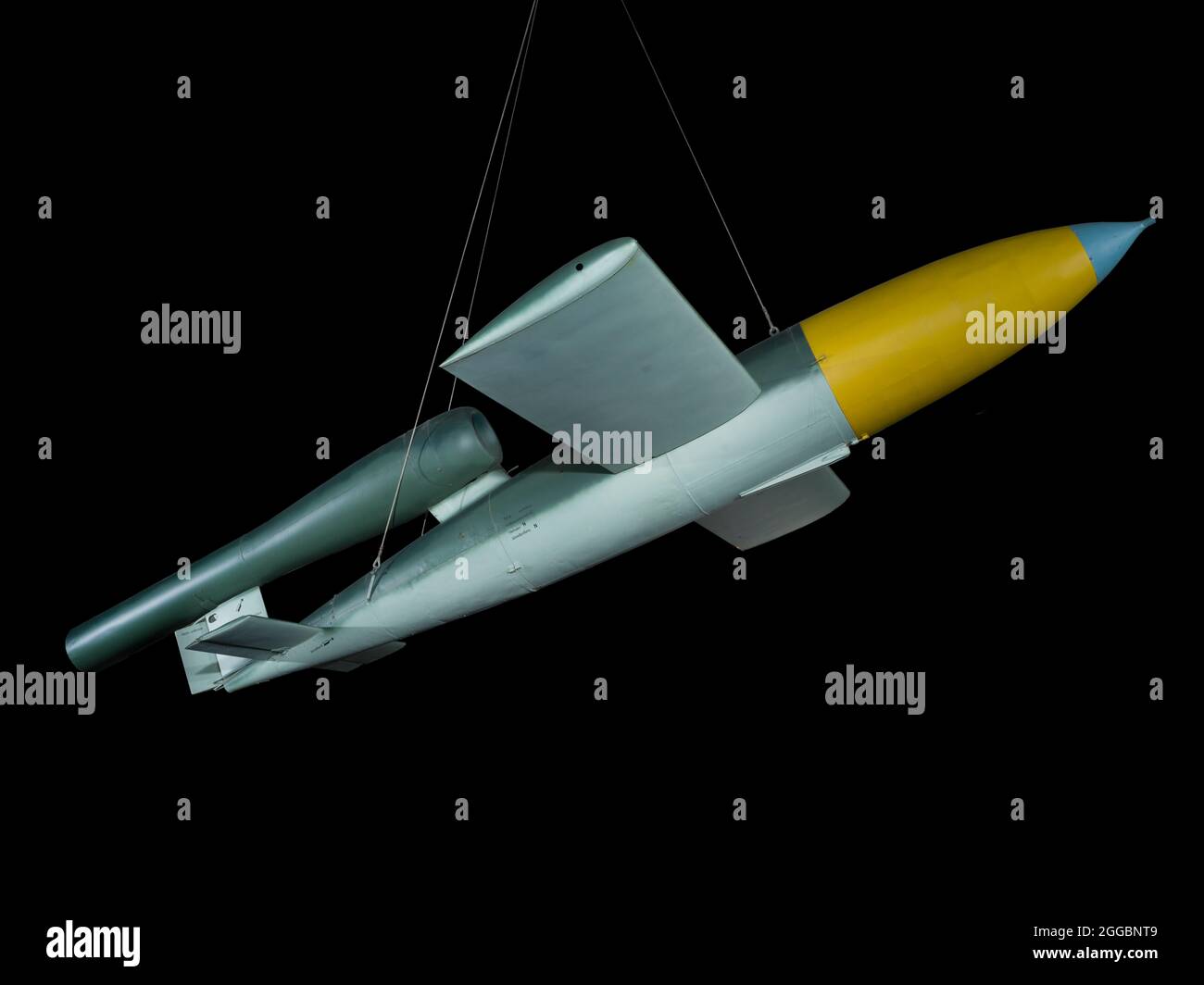 Le V-1 (Vergeltungswaffe Eins, ou arme Vengeance One), a été le premier missile de croisière opérationnel au monde. Ce nom lui a été donné par le ministère de la propagande nazi, mais la désignation initiale du ministère de l'Air était Fi 103, après son concepteur de cellule, la compagnie Fieseler. Propulsée par un jet d'impulsion simple mais bruyant qui lui a valu les surnoms alliés de "buzz buzz buzz buckle" et de "doodle bug", plus de 20,000 ont été lancées sur des cibles britanniques et continentales, principalement Londres et Anvers, de juin 1944 à mars 1945. Elle transportaient une tête de guerre d'une tonne à haut niveau explosif et avait une portée d'environ 240 km Banque D'Images