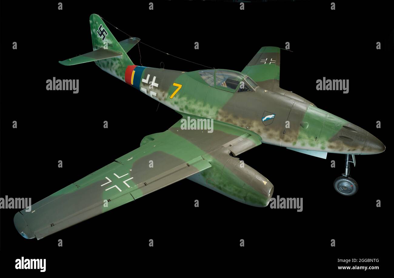 Moteur double, siège simple, aile basse, chasseur à réaction. Surnommé Schwalbe (Swallow), le Messerschmitt Me 262 a dépassé tous les autres combattants de la Seconde Guerre mondiale. Plus rapide que le P-51 nord-américain Mustang par 190 kilomètres (120 miles) par heure, le Schwalbe a restauré à la Luftwaffe allemande en difficulté une supériorité qualitative de courte durée qu'il avait jouée plus tôt dans la guerre. Le me 262 n'est apparu qu'en nombre relativement faible au cours de la dernière année de la Seconde Guerre mondiale Les usines de Messerschmitt ont produit 1,443 me 262s, mais seulement environ 300 ont vu le combat. Les autres ont été détruits lors d'un accident d'entraînement Banque D'Images