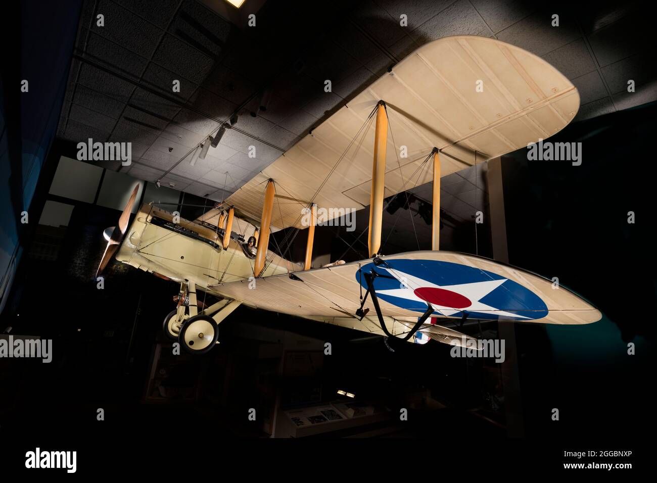 Avion d'observation et d'aviateur biplan à deux places et à moteur unique de la première Guerre mondiale ; moteur Liberty V-12 refroidi par eau de 400 chevaux. Version américaine d'un design britannique. Ailes et queue au fini naturel. Fuselage jaune clair sur les côtés, marron sur le dessus. Les États-Unis ne possédaient aucun avion digne d'un combat à l'entrée dans la première Guerre mondiale en 1917. Plusieurs avions européens ont été considérés. Le DH-4 britannique a été choisi en raison de sa construction relativement simple et de son apparente adaptabilité à la production de masse. Il était également bien adapté au nouveau moteur Liberty V-12 américain de 400 chevaux. AM Banque D'Images