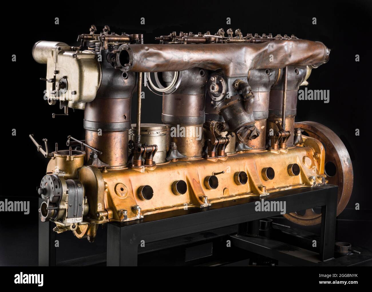 Ce moteur de la première Guerre mondiale, construit par l'Allemagne&#x2019;s Maybach, était du type qui a alimenté les avions Zeppelin, Schutte-Lanz, et Parsewal ou des avions tels que le Rumpler C4 et C5. Sans mesures de l'artefact, il n'est pas possible de déterminer si c'est la conception en ligne à six cylindres refroidis par eau, évaluée à 149 kW (200 shp) qui a alimenté les avions, ou le dérivé de ce moteur, connu sous le nom de Maybach de 224 kW (300 shp), qui a alimenté les avions. L'artefact est fortement endommagé. Il est probable qu'il ait été retiré d'un navire en aval pour analyse technique. Ce moteur faisait partie de Banque D'Images