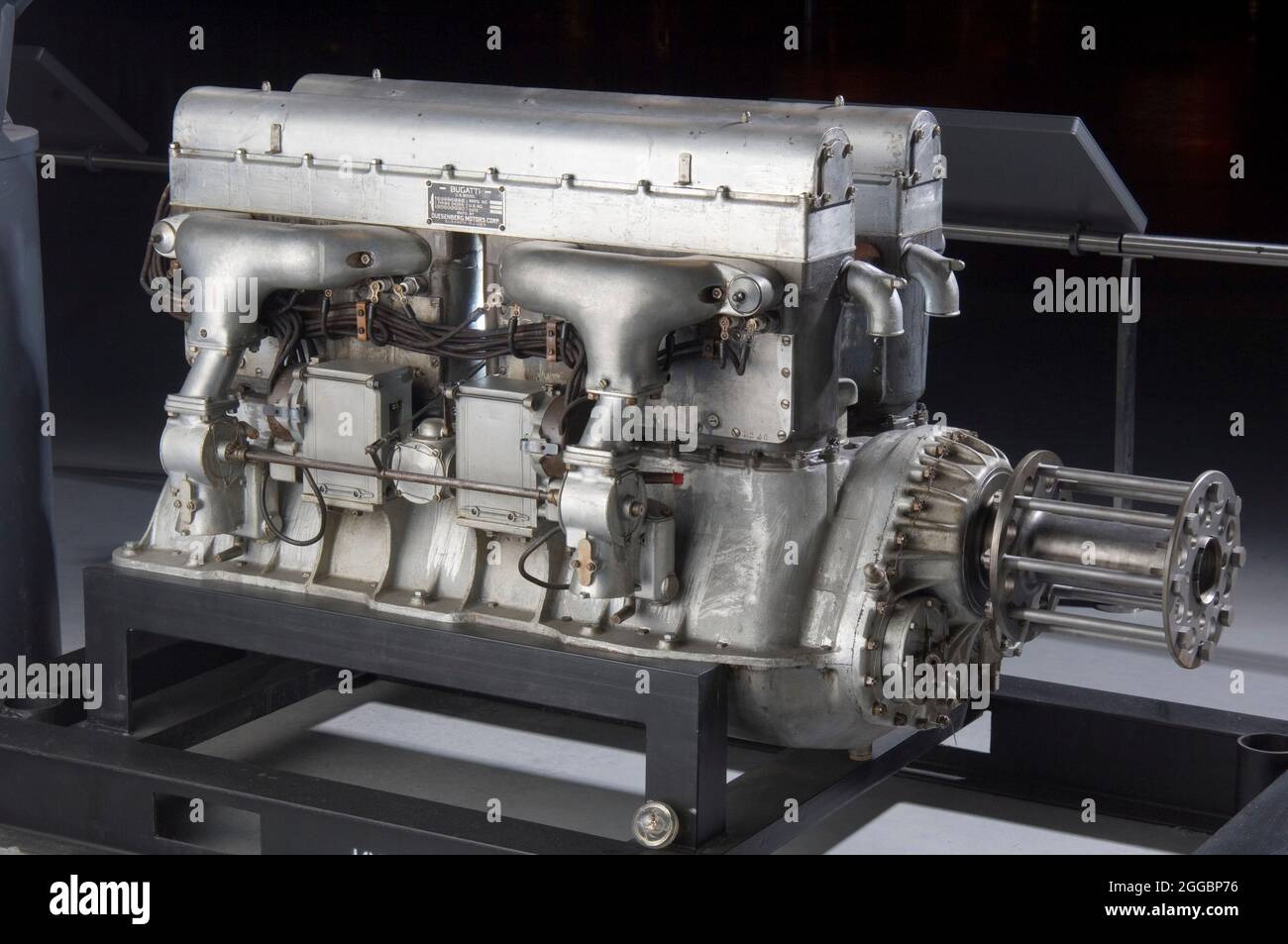 Ettore Bugatti a conçu le prototype de ce moteur en France pendant la première Guerre mondiale. La Commission Bolling du gouvernement des États-Unis, créée pour acquérir la technologie aéronautique militaire européenne qui pourrait être construite en Amérique, il l'a acheté en raison de son potentiel de haute performance et de sa capacité à monter un canon de 37 mm qui pourrait s'enflammer à travers le moyeu de l'hélice. Duesenberg Motors a été sélectionné pour produire le moteur. L'ingénieur Charles B. King et son équipe ont apporté des modifications importantes pour corriger les problèmes techniques et rendre le moteur adapté aux méthodes de production américaines. Rebaptisé le Roi-Bugatti, il a passé son Banque D'Images