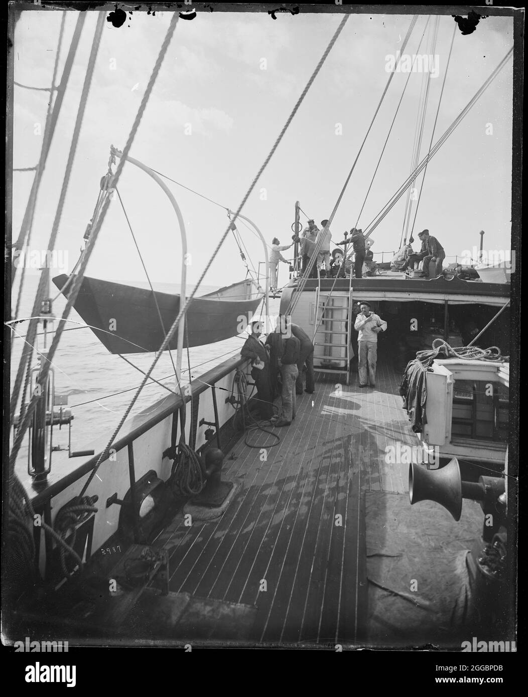 USFC Steamer « Albatross » enquête sur les banques de pêche de Newport à Terre-Neuve, 1885. Vue partielle de la plate-forme de l'arceau montrant la machine à sonnette (en haut à gauche) et l'équipage. Banque D'Images