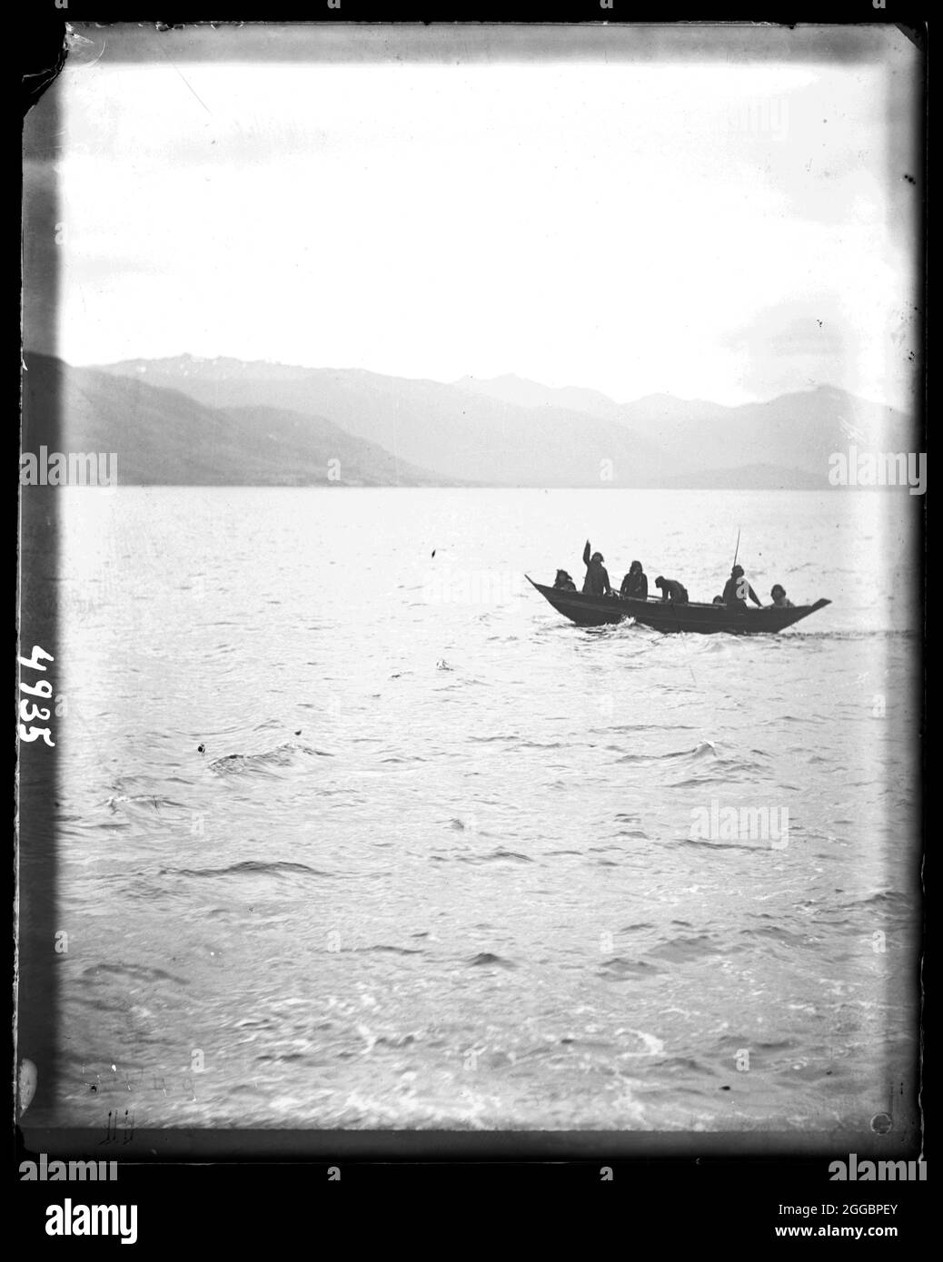 États-Unis Fish Commission Steamer « Albatross » Circumnavigation of South America, 1888. Fuegians en canoë à Otter Bay, dans le détroit de Magellan. Banque D'Images