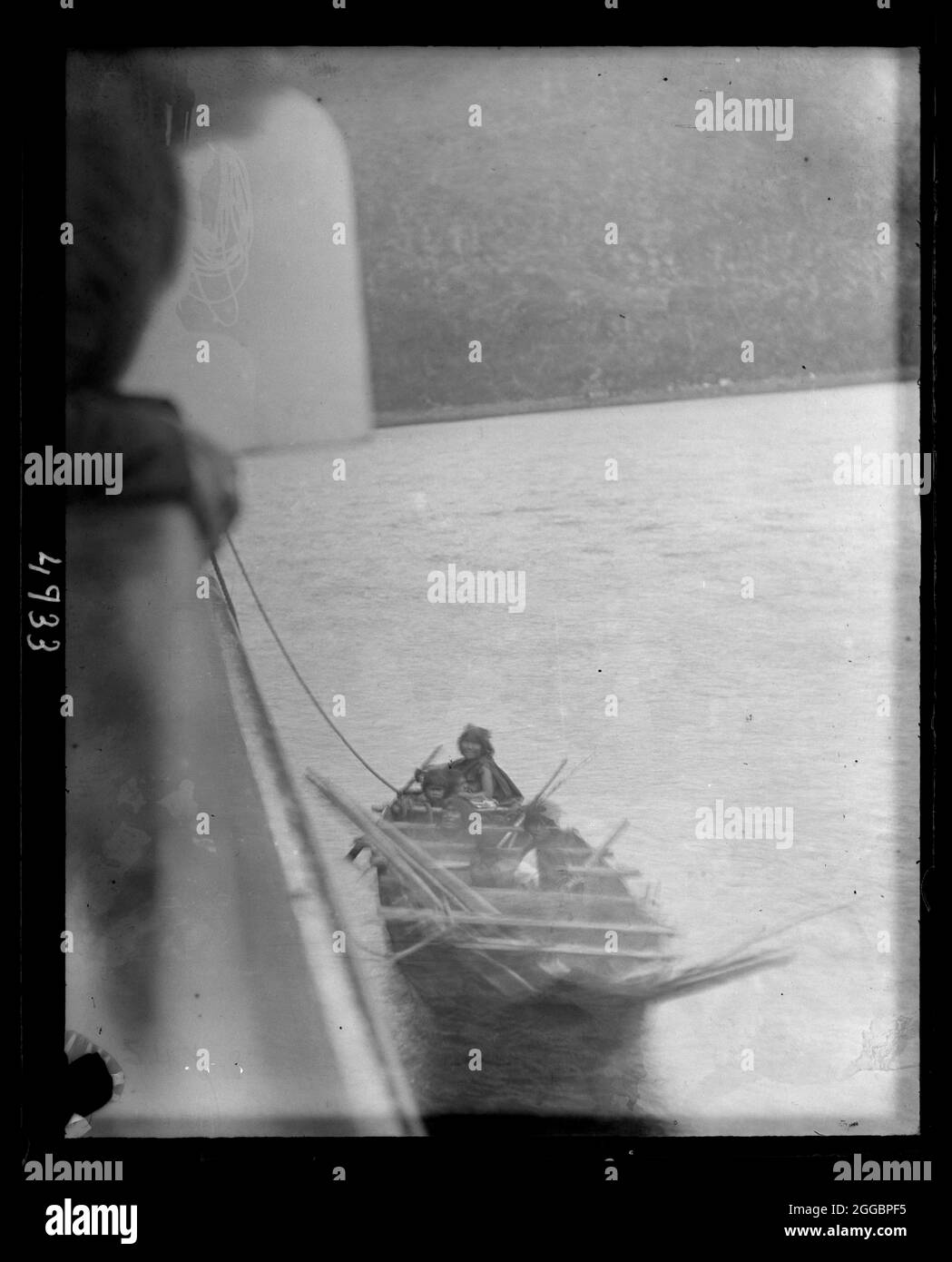 États-Unis Fish Commission Steamer « Albatross » Circumnavigation of South America, 1888. Fuegian natif de Tierra Del Fuego en canoë à côté. Banque D'Images