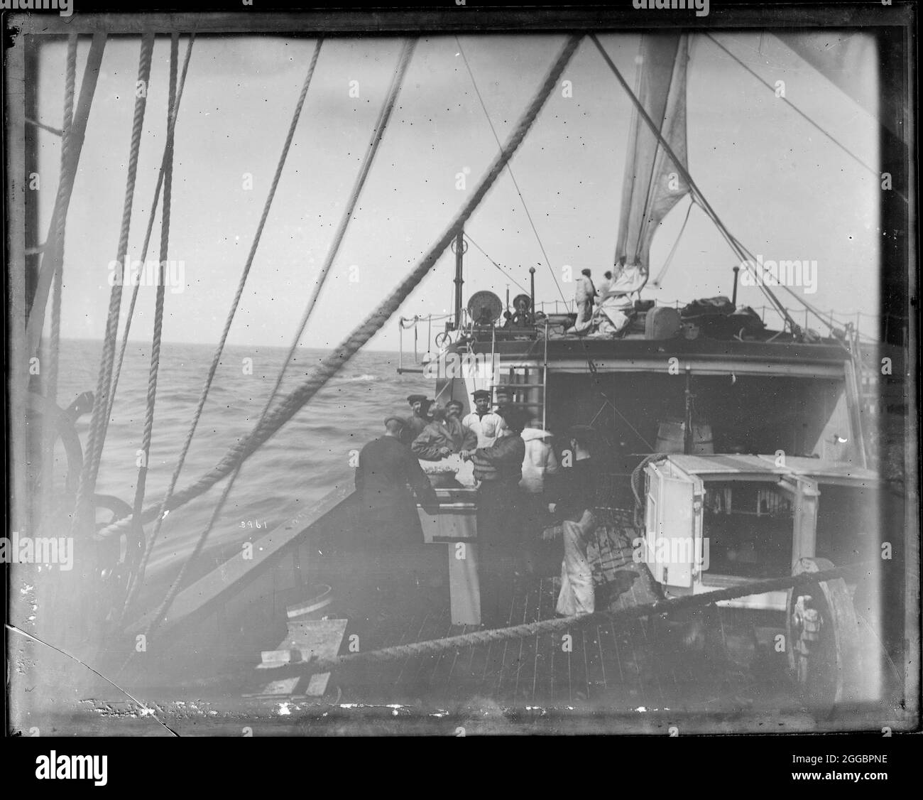USFC Steamer « Albatross » enquête sur les banques de pêche de Newport à Terre-Neuve, 1885. Vue partielle de la plate-forme de l'arceau montrant la machine à sonnette (en haut à gauche) et l'équipage. Banque D'Images