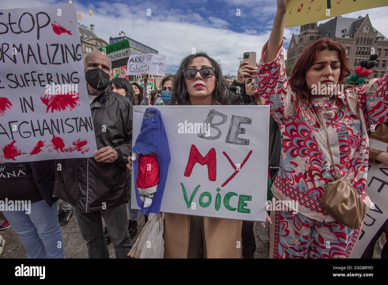 Plus d’un millier de personnes se sont rassemblées pour manifester sur la place du Dam, pour montrer leur soutien à la récente détresse des Afghans, aujourd’hui à la merci de Th Banque D'Images