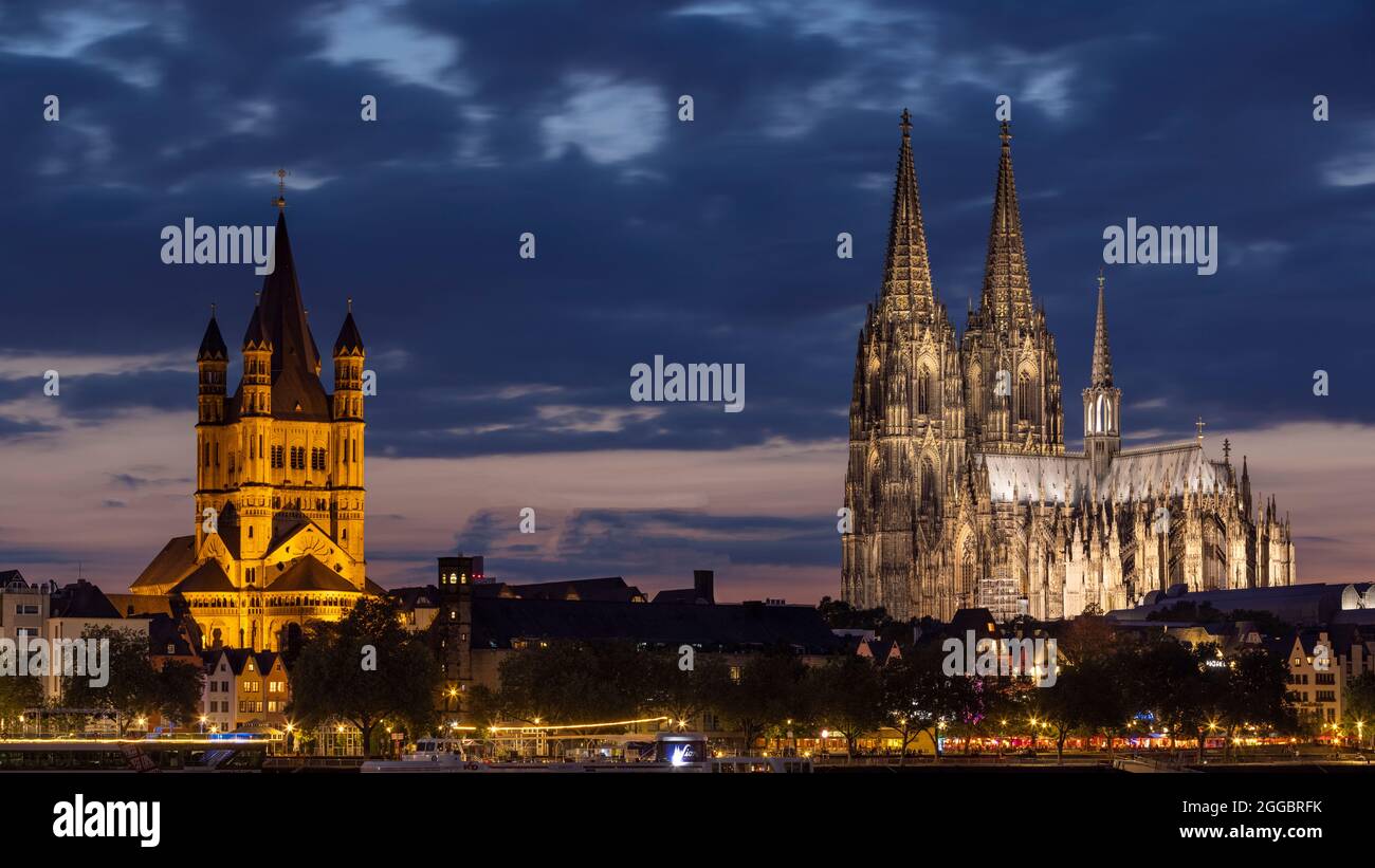 Bâtiments anciens à côté du Rhin illuminés dans la ville allemande de Cologne Banque D'Images