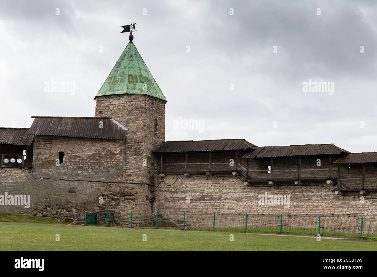 Kremlin de Pskov, Russie. Architecture ancienne russe classique. Tour en pierre et murs d'une ancienne forteresse Banque D'Images