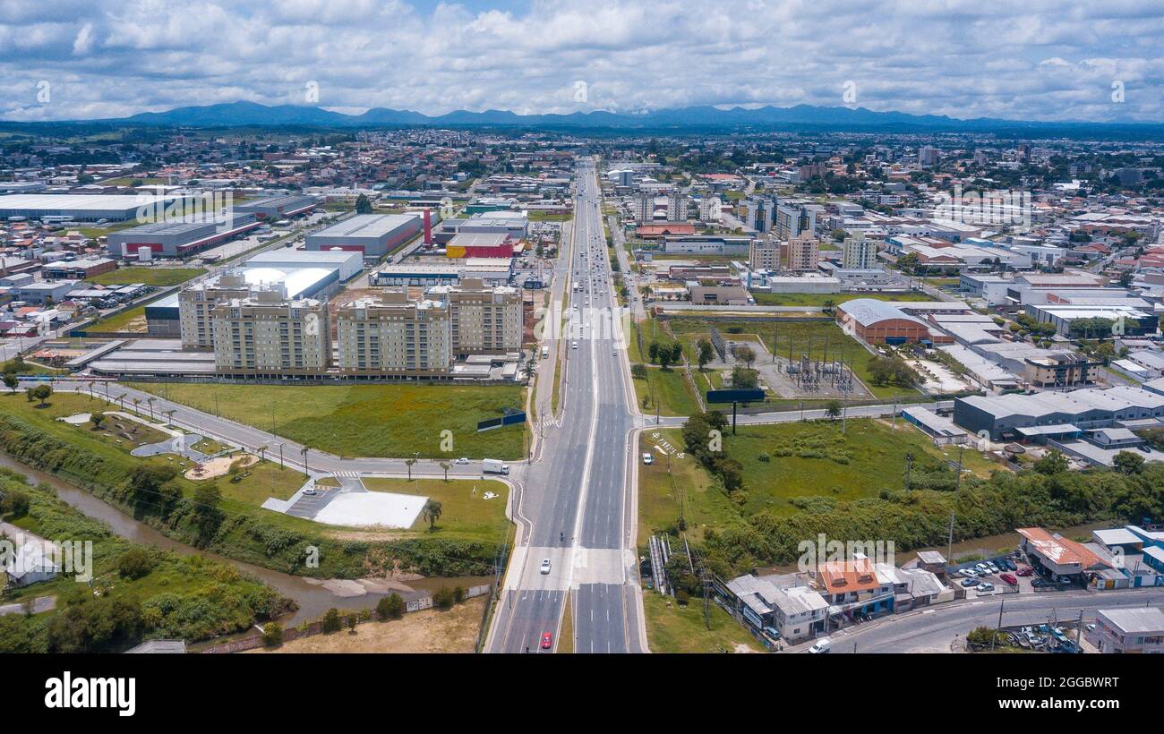 Deputado João Leopoldo Jacomel Highway (PR 415), entrée de Pinhais, la plus petite municipalité de l'État de Paraná. Image de drone sur la bordure avec Banque D'Images