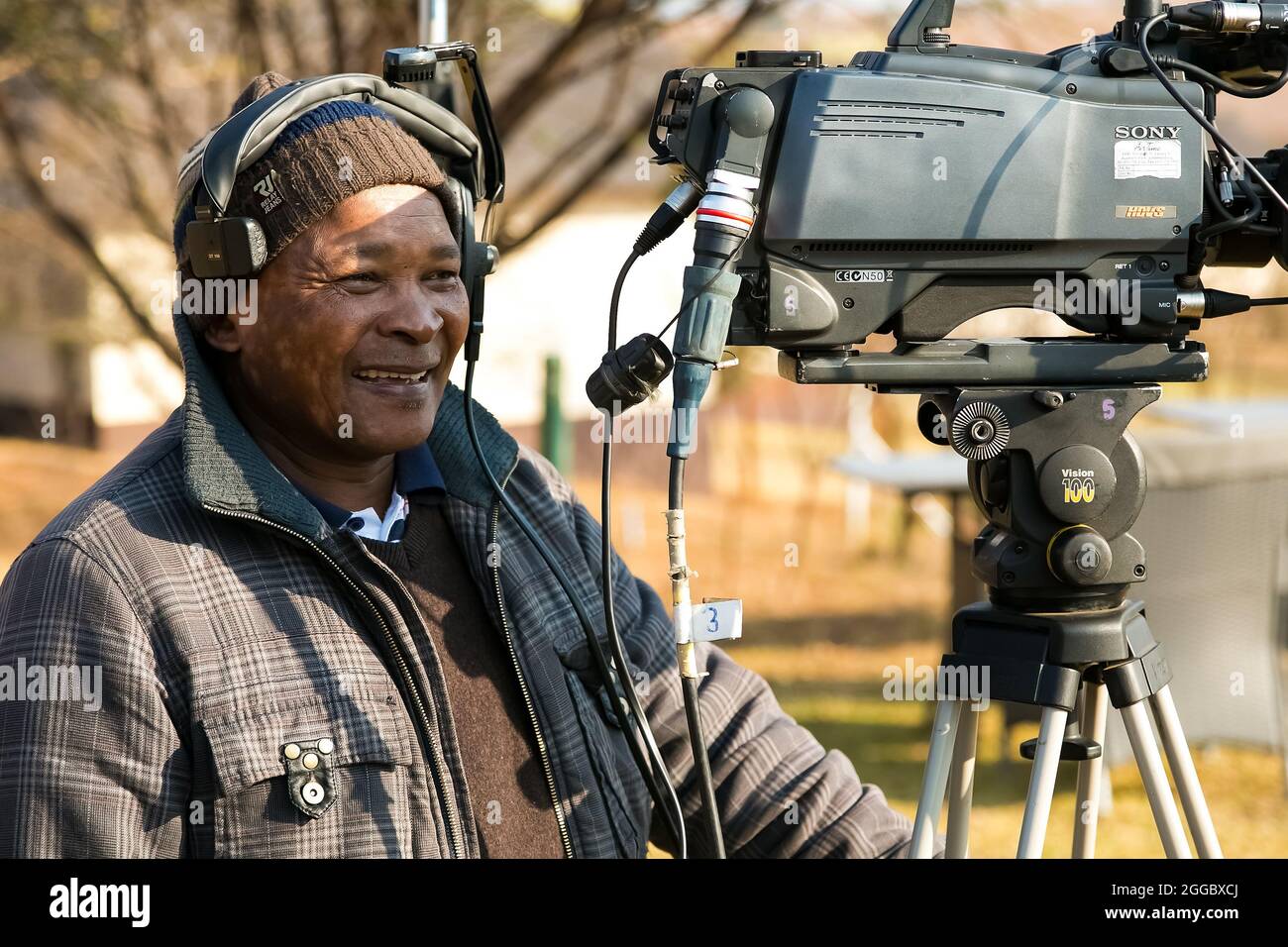 JOHANNESBURG, AFRIQUE DU SUD - 11 août 2021 : un caméraman dans les  coulisses d'une émission de nouvelles en direct à Johannesburg Photo Stock  - Alamy