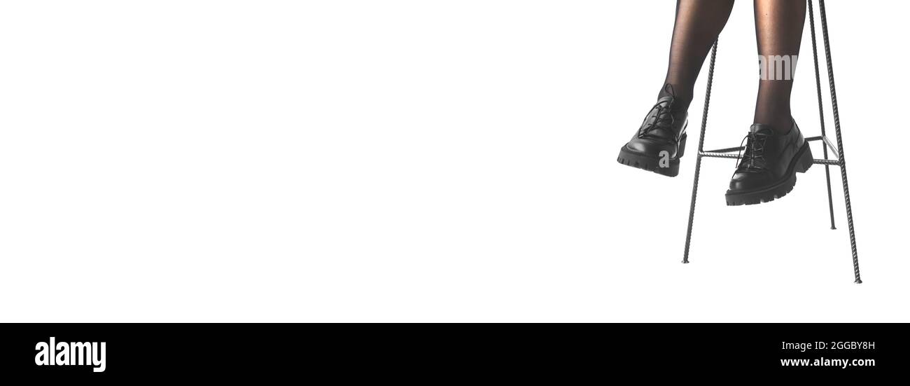 Coulisses avec chaise de directeur et jambes de femme en noir, bannière, isolé sur fond blanc. Concept de production cinématographique Banque D'Images