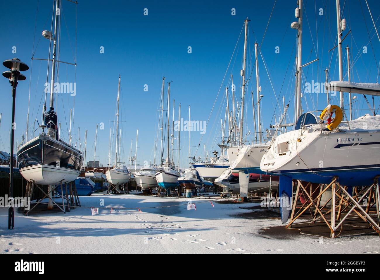 Yachts couverts de neige lorsqu'ils sont entreposés dans la cour de plaisance de Gosport pendant l'hiver en Angleterre, au Royaume-Uni. 2010 Banque D'Images