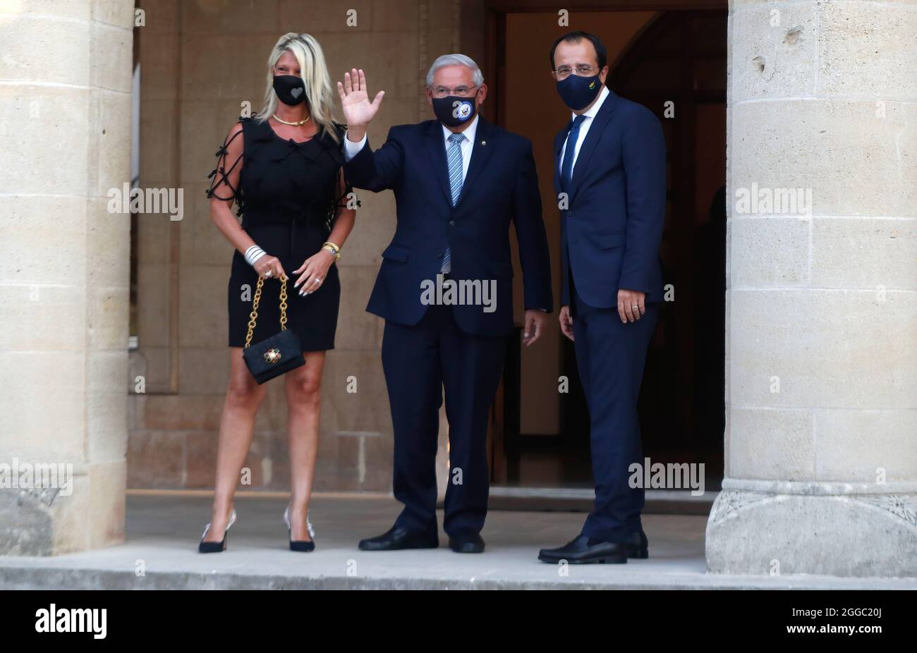 Nicosie, Chypre. 30 août 2021. Le Ministre chypriote des affaires étrangères, Nicos Christodoulides (R), souhaite la bienvenue au Président du sénateur des États-Unis, Robert Menendez, lors de la réunion avec le Président de Chypre au Palais présidentiel. Robert Menendez s'est rendu à Chypre et a rencontré le Président de Chypre, Nicos Anastasiades. Également honoré par le Président de la Grande Croix de l'ordre de Makarios III pour sa contribution à la promotion des droits de l'homme et de la démocratie. Crédit : SOPA Images Limited/Alamy Live News Banque D'Images