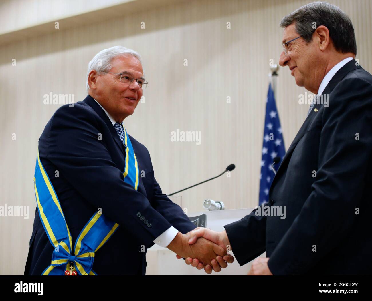 Nicosie, Chypre. 30 août 2021. Le Président de Chypre, Nicos Anastasiades (R) a vu saluer le Président du sénateur des États-Unis lors de la réunion au Palais présidentiel. Robert Menendez s'est rendu à Chypre et a rencontré le Président de Chypre, Nicos Anastasiades. Également honoré par le Président de la Grande Croix de l'ordre de Makarios III pour sa contribution à la promotion des droits de l'homme et de la démocratie. Crédit : SOPA Images Limited/Alamy Live News Banque D'Images