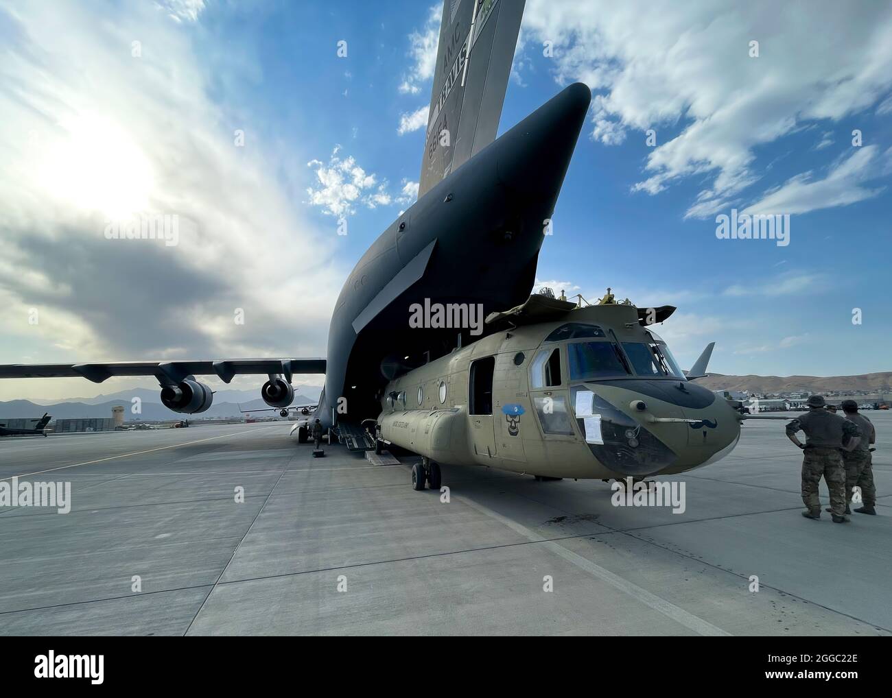 Un CH-47 Chinook de la 82e Brigade de l'aviation de combat, 82e Division aéroportée est chargé sur un C-17 Globemaster III de la U.S. Air Force à l'aéroport international Hamid Karzaï à Kaboul, en Afghanistan, en août 28. Le Chinook. Est l'un des équipements qui retourne aux États-Unis alors que la mission militaire en Afghanistan touche à sa fin Banque D'Images