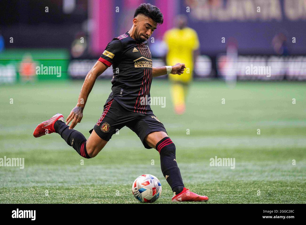 Marcelino Moreno, milieu de terrain d'Atlanta United (10), joue le ballon lors d'un match de football MLS entre Nashville SC et Atlanta United au stade Mercedes-Benz, le samedi 28 août 2021 à Atlanta, en Géorgie. Jacob Kupferman/CSM Banque D'Images