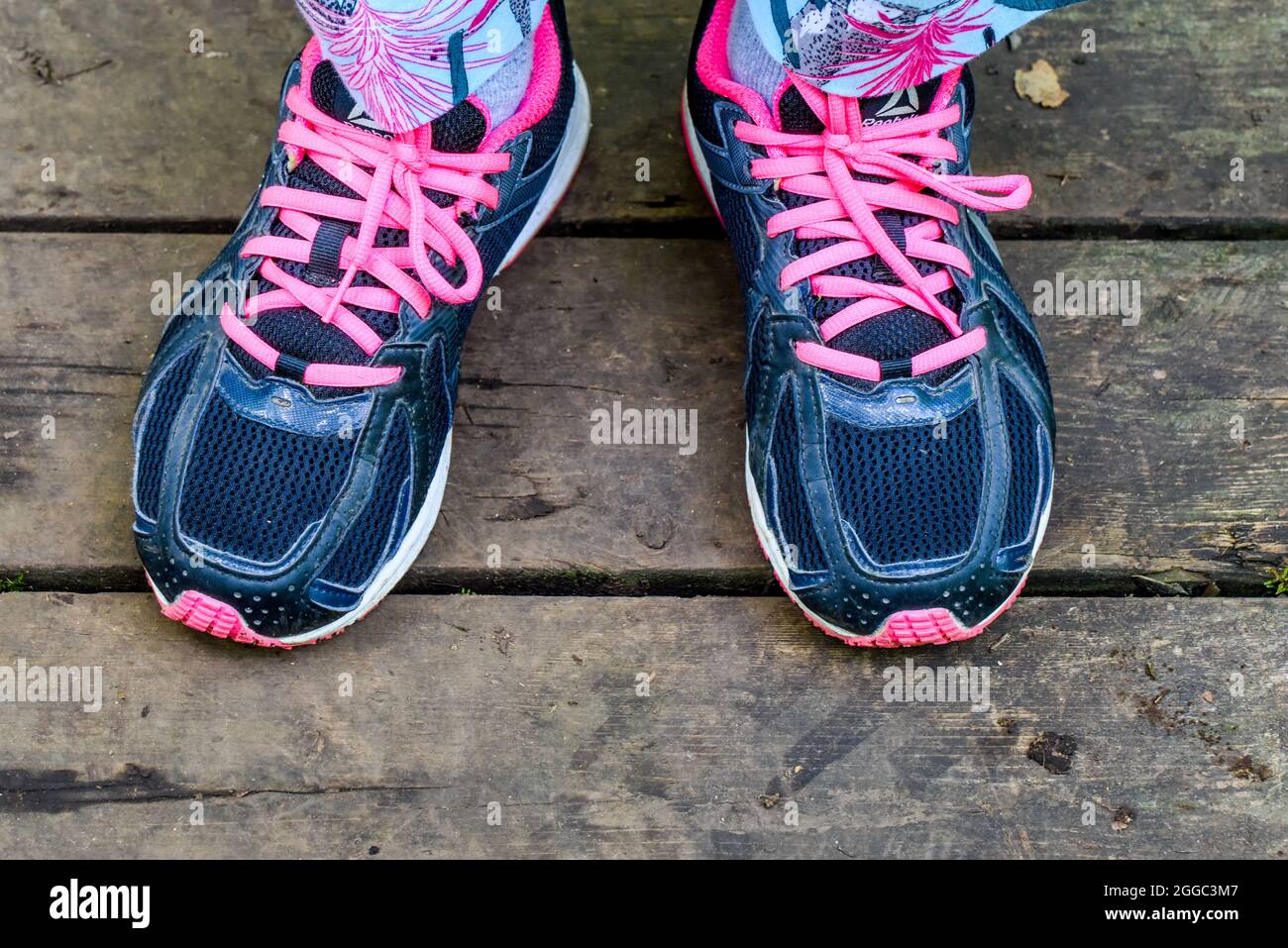 Pieds d'une femme portant des chaussures de course à pied Banque D'Images