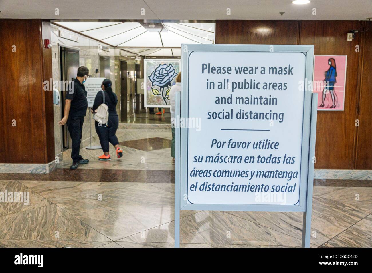 Miami Florida Coral Gables bureau bâtiment panneau de réception avis porter masque facial les aires publiques maintenir la distance sociale Anglais Espagnol Covid-19 santé cr Banque D'Images