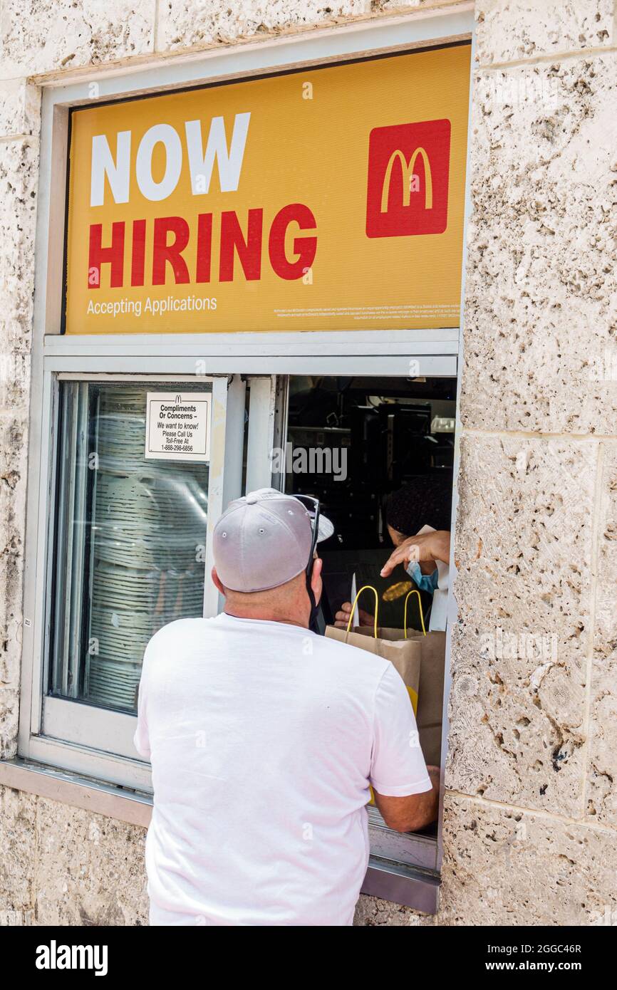 Miami Beach Florida McDonald's restaurant marcher vers le haut panneau de  fenêtre avis maintenant embauche Photo Stock - Alamy