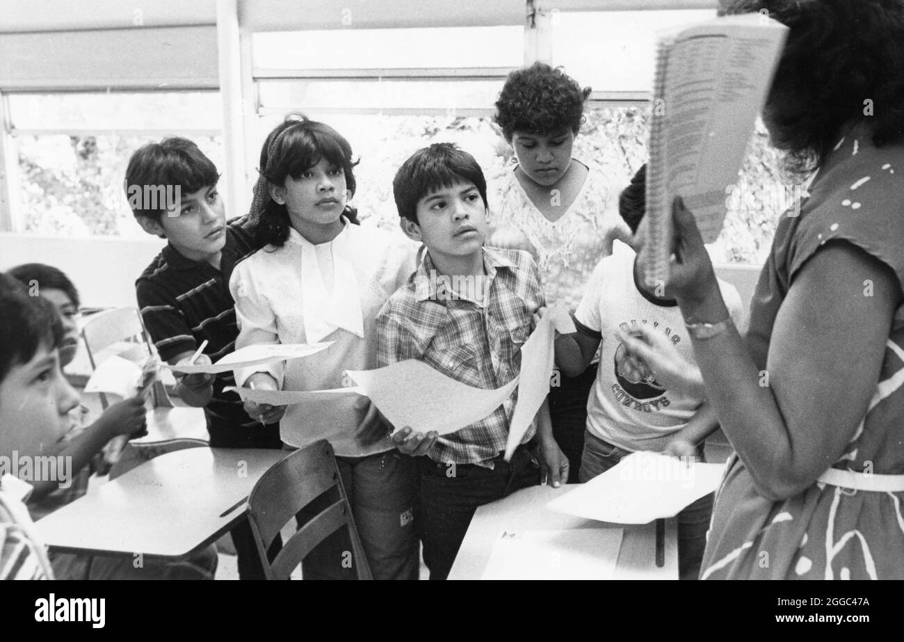 Austin Texas USA, circa 1990 : un groupe d'étudiants principalement hispaniques écoute leur professeur parler pendant le cours de sciences du collège. ©Bob Daemmrich Banque D'Images