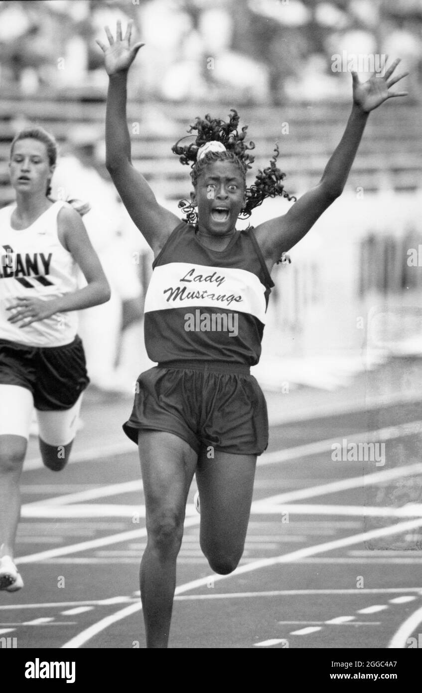 ©les années 1990, Texas State High School Track: Exults senior après la victoire dans la course de 400 mètres à UIL State Track Meet, Austin, TX Banque D'Images