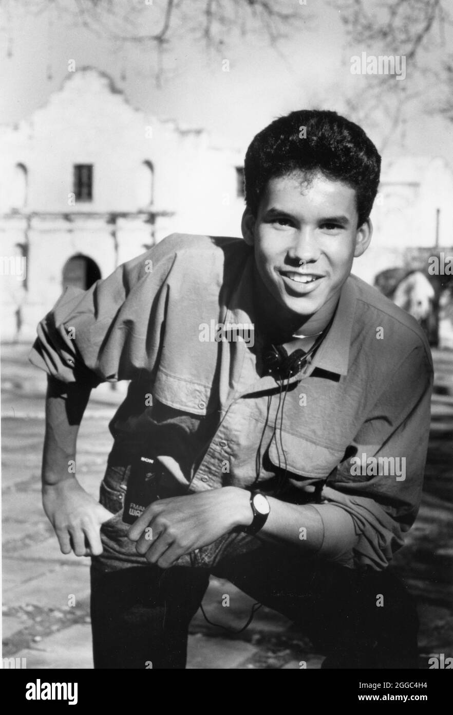 San Antonio Texas USA, vers 1993 : adolescent hispanique, 16 ans, pose devant l'Alamo à l'Alamo Plaza. ©Bob Daemmrich Banque D'Images