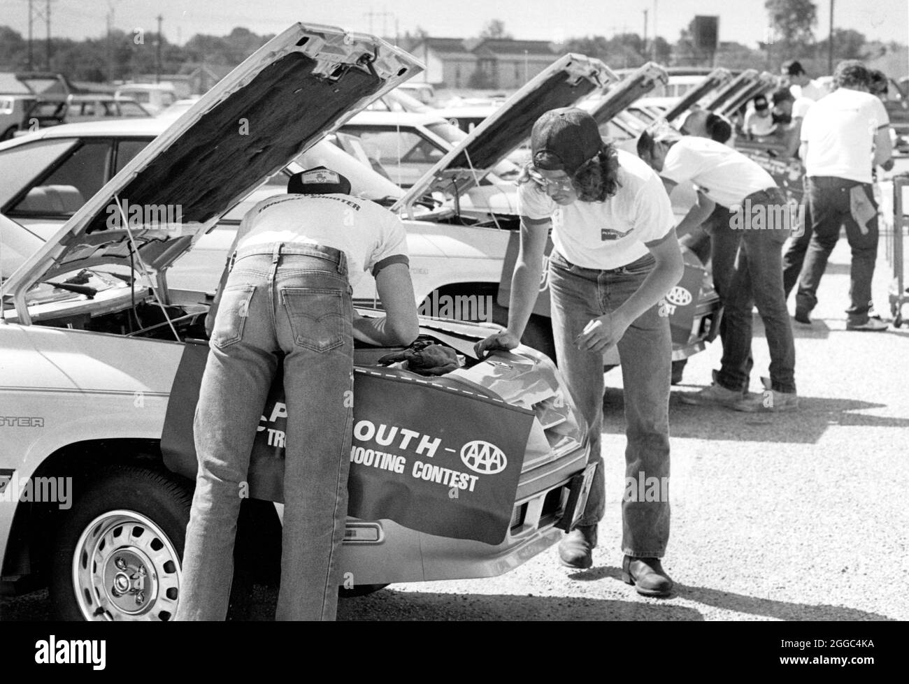 Austin Texas USA, circa 1985 : les lycéens masculins recherchent des problèmes sous les capots des voitures lors d'un concours de dépannage parrainé par un constructeur automobile et AAA. ©Bob Daemmrich Banque D'Images