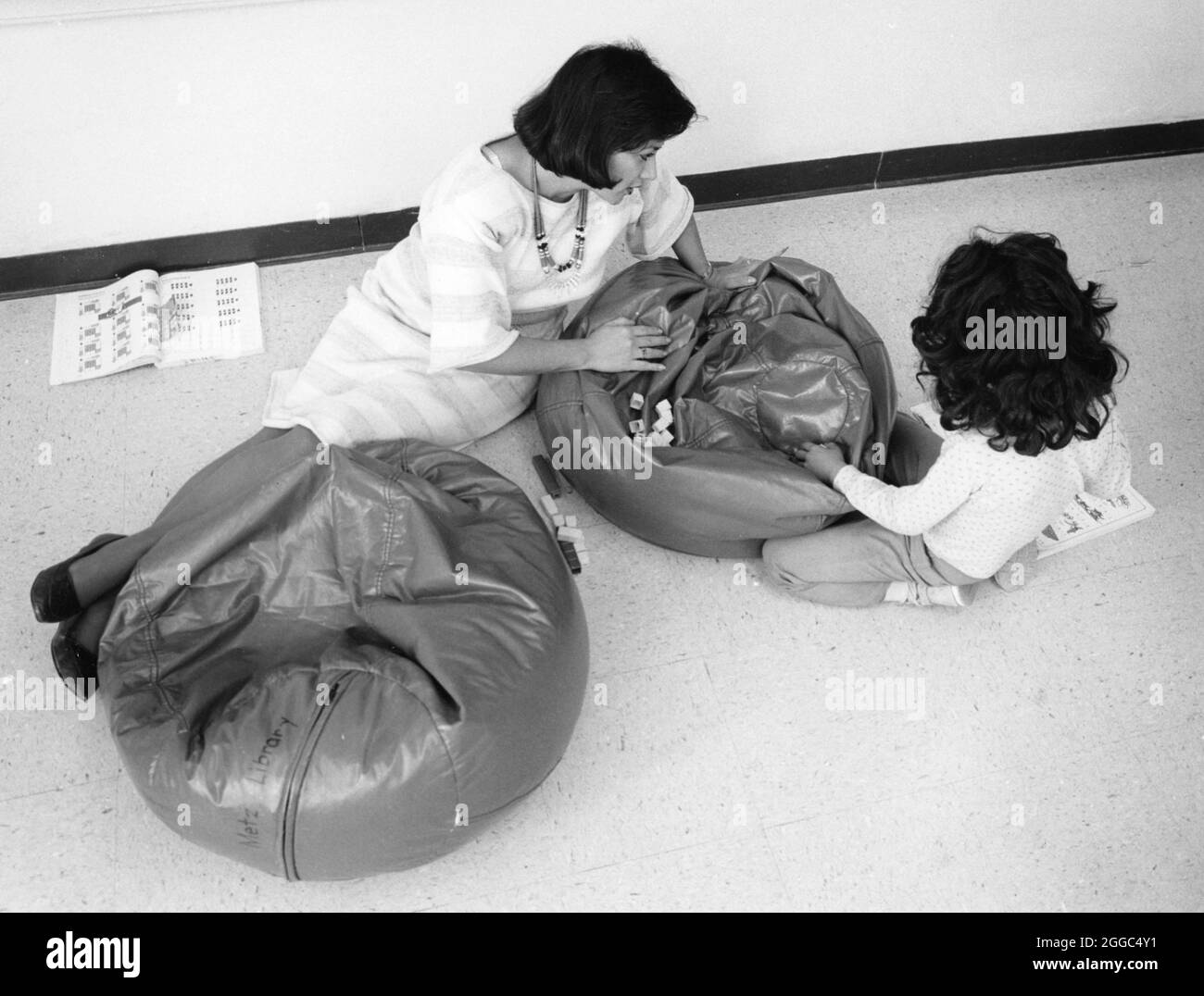 Austin Texas USA, 1988 : enseignant hispanique de l'éducation spéciale travaille en tête-à-tête avec l'élève tout en étant assis sur le sol dans la salle de classe. MR RR-0177 ©Bob Daemmrich Banque D'Images Austin Texas USA, 1988 : enseignant hispanique de l'éducation spéciale travaille en tête-à-tête avec l'élève tout en étant assis sur le sol dans la salle de classe. MR RR-0177 ©Bob Daemmrich Banque D'Images