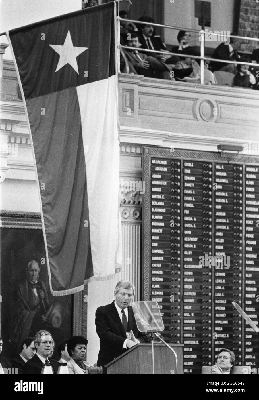 Austin Texas USA, janvier 1985 : le gouverneur du Texas Mark White s'adresse à une séance conjointe de la législature du Texas lors de son discours sur l'état de l'État dans la chambre de la Chambre au Capitole. ©Bob Daemmrich Banque D'Images