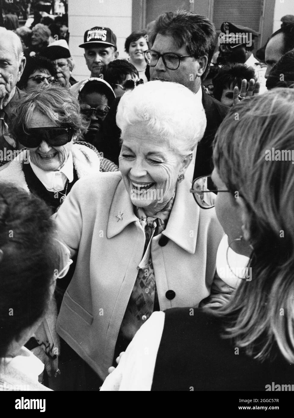 Waco Texas USA, 1993 : la Gov. Du Texas Ann Richards salue les partisans lors de son annonce de réélection. ©Bob Daemmrich Banque D'Images