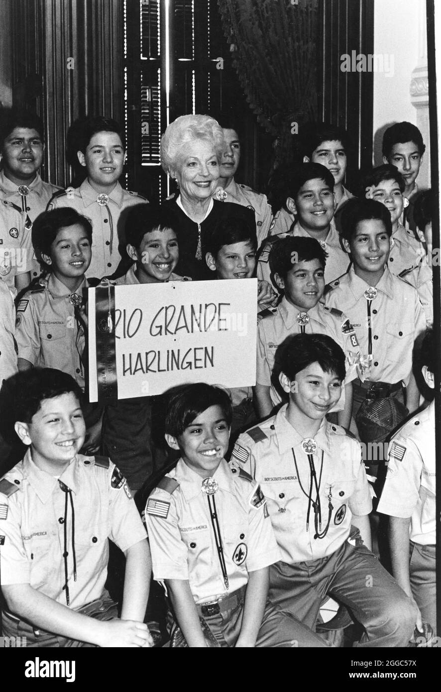 Austin Texas USA, 1993 : la Gov. Du Texas Ann Richards pose au Capitole du Texas avec des Boy Scouts lors d'un voyage de Harlingen dans le sud du Texas. ©Bob Daemmrich Banque D'Images