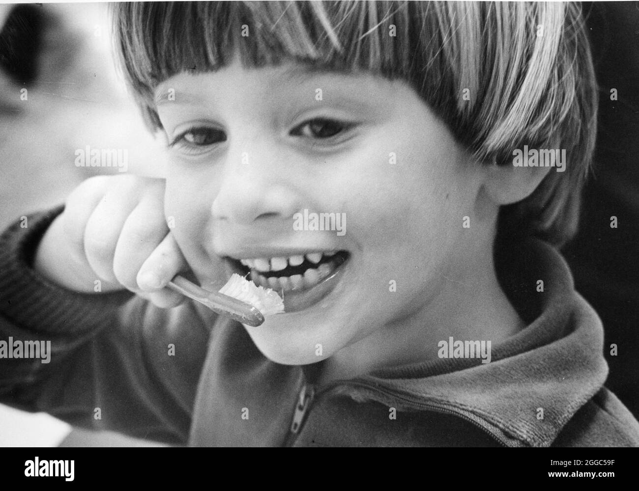 ©années 1990 : enfant d'âge préscolaire apprenant à se brosser les dents. ©Bob Daemmrich Banque D'Images