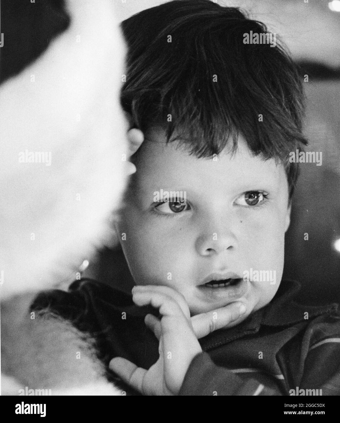 Austin Texas USA, circa 1992 : jeune garçon semble réfléchi tout en étant assis sur les genoux du Père Noël à Noël. AUCUN ID ©Bob Daemmrich Banque D'Images