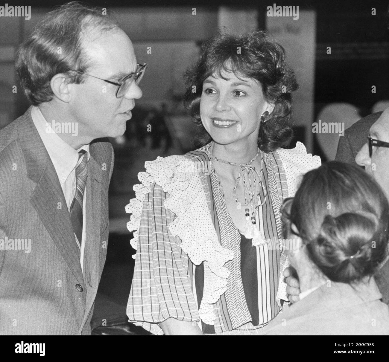 Austin Texas USA, vers 1986 : David Eisenhower, petit-fils de l'ancien président américain, Dwight D. Eisenhower, et son épouse, Julie Nixon Eisenhower, fille de l'ancien président américain Richard M. Nixon, discutent avec les invités lors d'un événement. ©Bob Daemmrich Banque D'Images