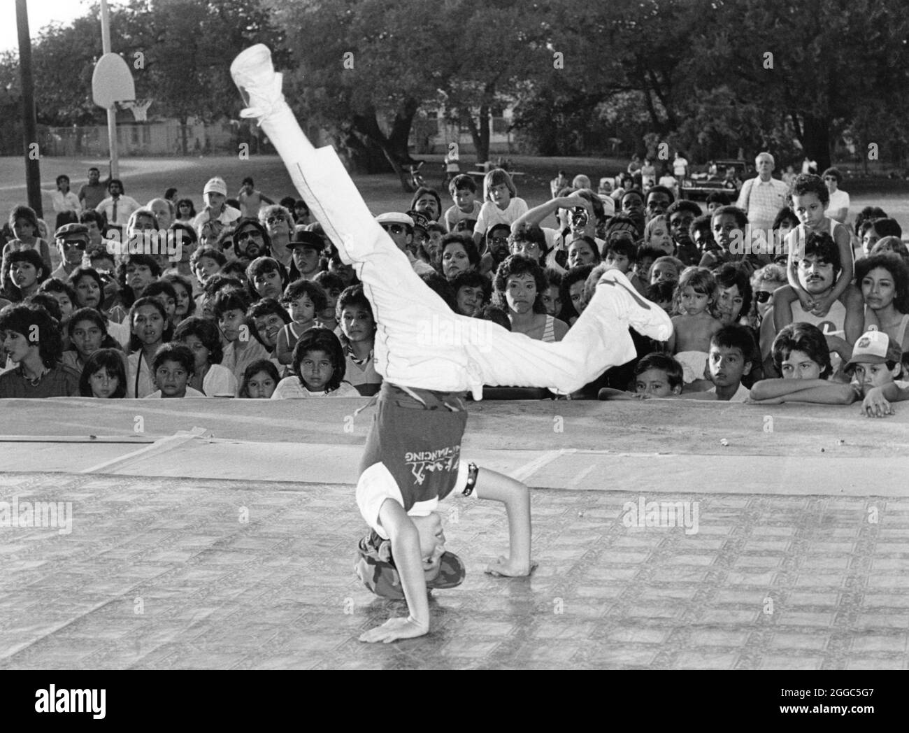 Austin Texas USA, 1989 : Garçon se tient sur sa tête pendant la compétition de break dance dans l'est d'Austin. ©Bob Daemmrich Banque D'Images