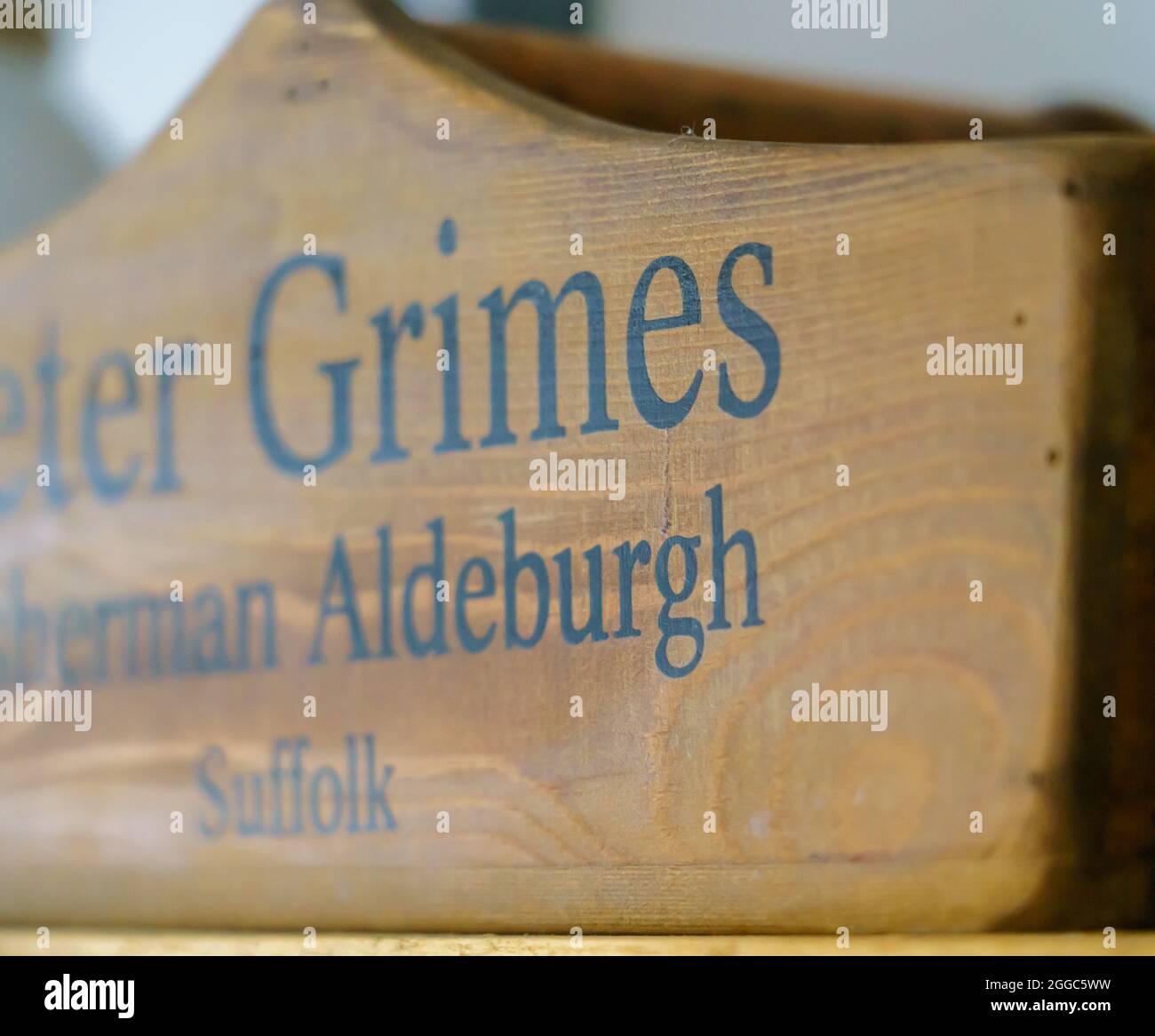 Porte-pêcheur en bois sculpté avec impression pour Peter Grimes, pêcheur d'Aldeburgh, Suffolk Banque D'Images