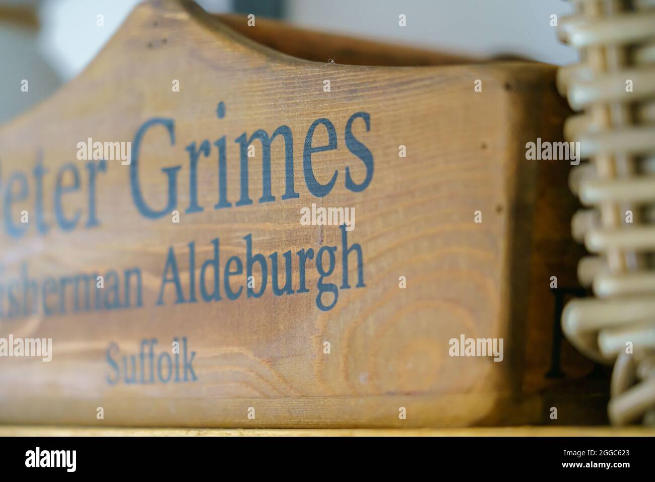 Porte-pêcheur en bois sculpté avec impression pour Peter Grimes, pêcheur d'Aldeburgh, Suffolk Banque D'Images