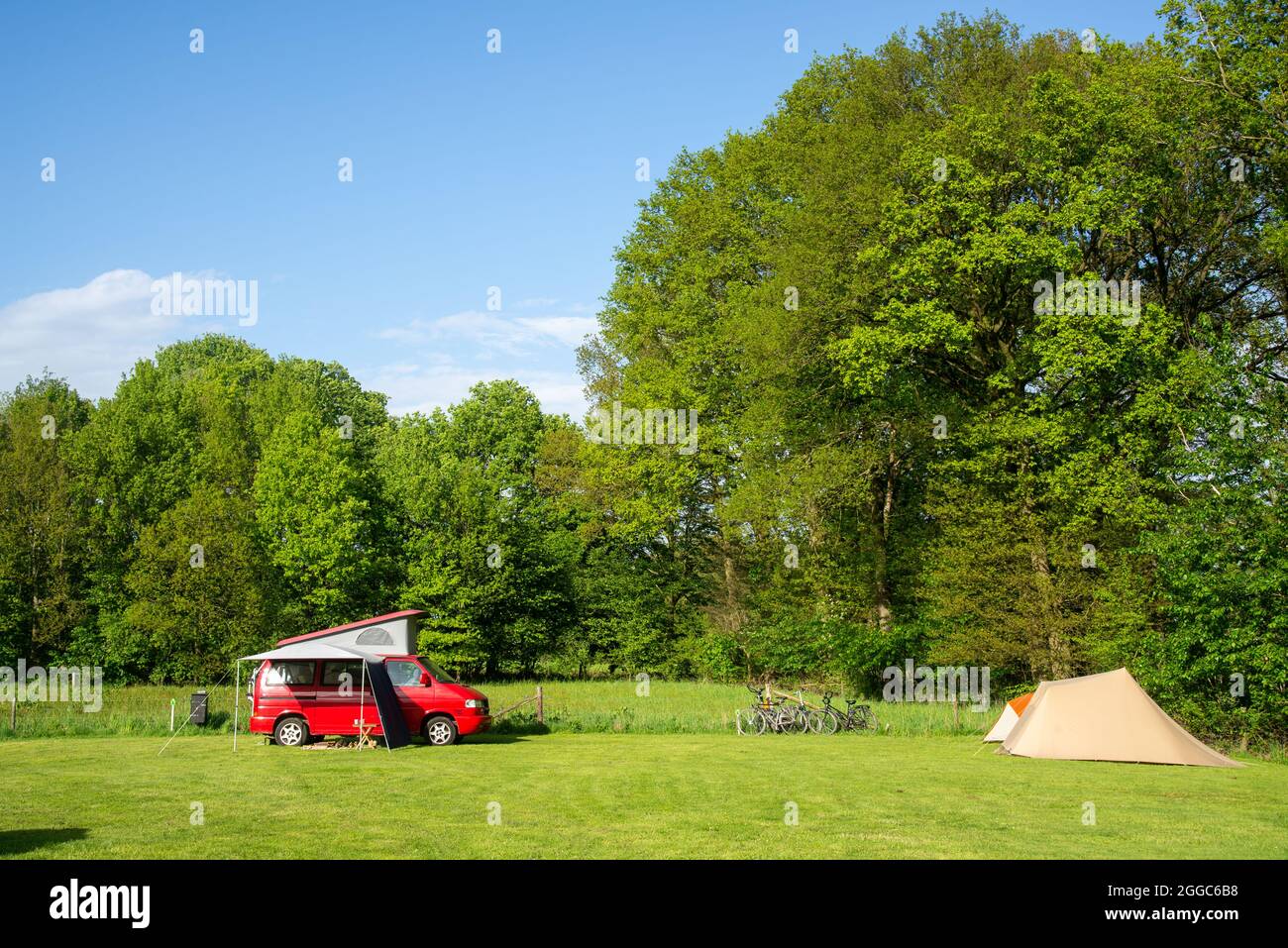 Campeur et tente rouge VW T4 au camping à Gelderland, Hollande Banque D'Images