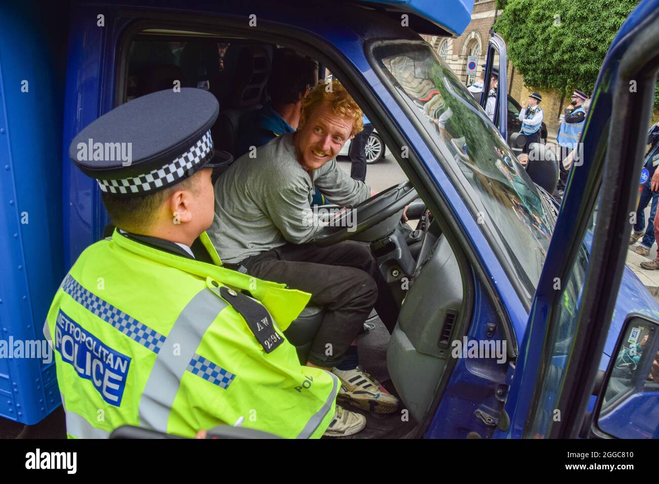 Londres, Royaume-Uni. 30 août 2021. Un policier parle à un manifestant qui s'est enfermé dans la fourgonnette bloquant les rues de Tower Hill. Extinction les manifestants de la rébellion ont défilé de News UK à Tower Bridge dans le cadre de leur campagne de deux semaines pour la rébellion impossible. (Crédit : Vuk Valcic / Alamy Live News) Banque D'Images