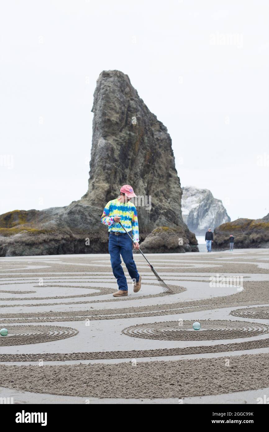 Bénévole pour Circles in the Sand, travaillant sur un labyrinthe de sable à Bandon, Oregon, États-Unis. Banque D'Images