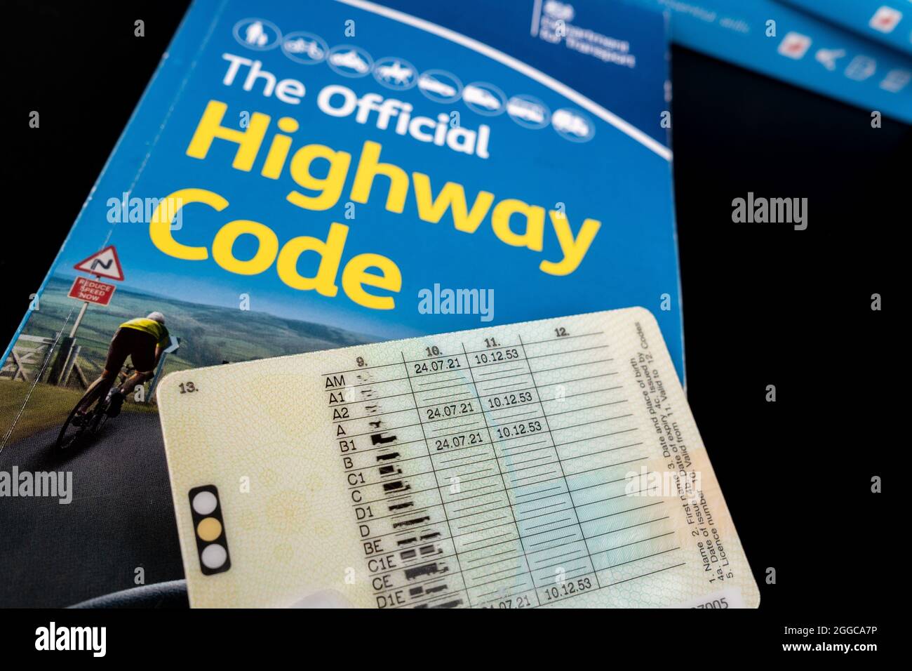 Permis de conduire provisoire britannique en plus du Code officiel de la route. Concept. Stafford, Royaume-Uni - août 30 2021. Banque D'Images
