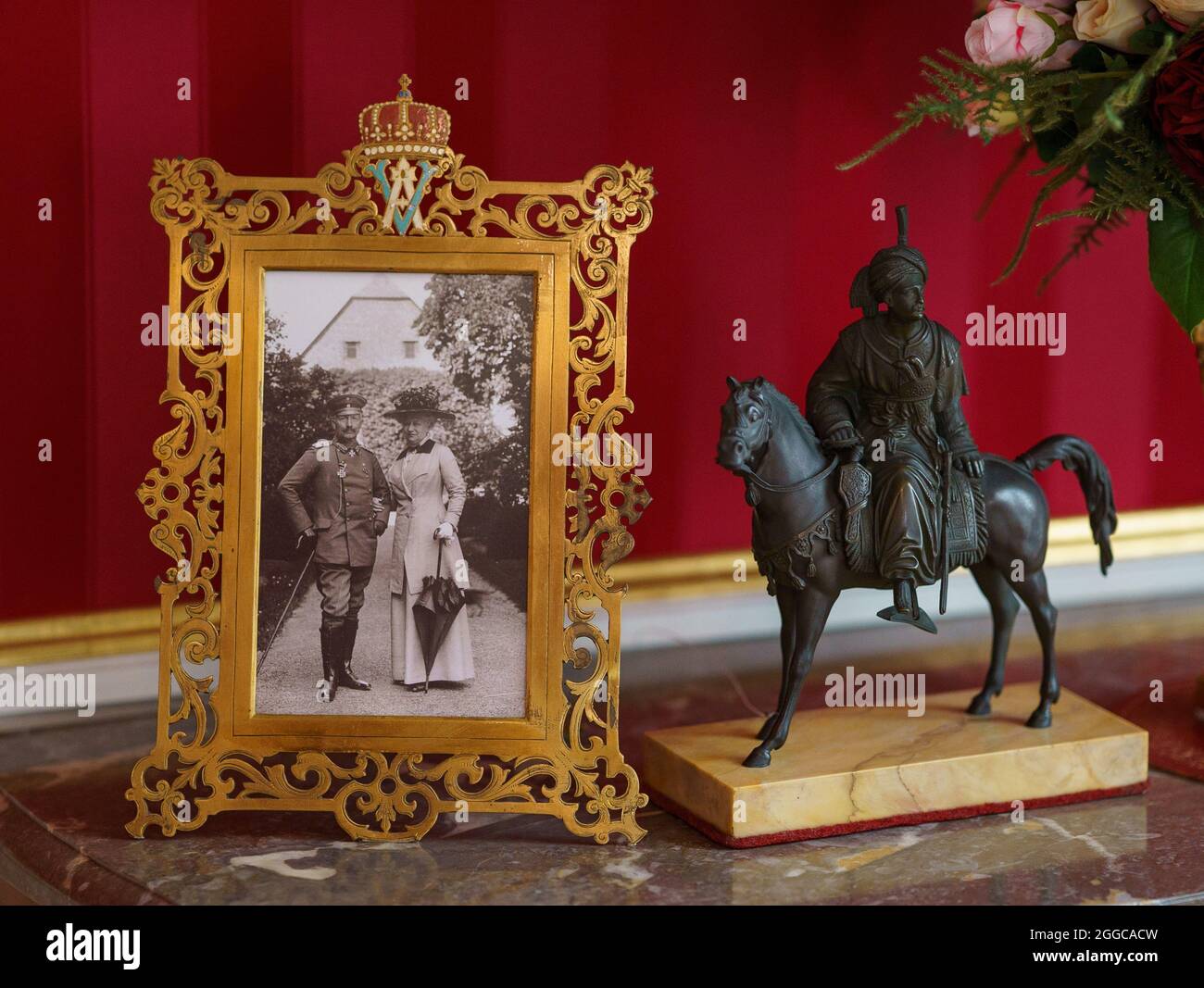30 août 2021, Hessen, Bad Homburg VOR Der Höhe: La photo (vers 1910) montre le Kaiser Wilhelm II, empereur allemand et roi de Prusse, et son épouse Auguste Victoria, impératrice allemande et reine de Prusse, sur la terrasse Rose devant le palais de Bad Homburg. Voici les seuls appartements impériaux conservés en Allemagne. Après dix ans de restauration, l'aile du Roi sera rouverte au public au début du mois de septembre. Photo: Andreas Arnold/dpa Banque D'Images
