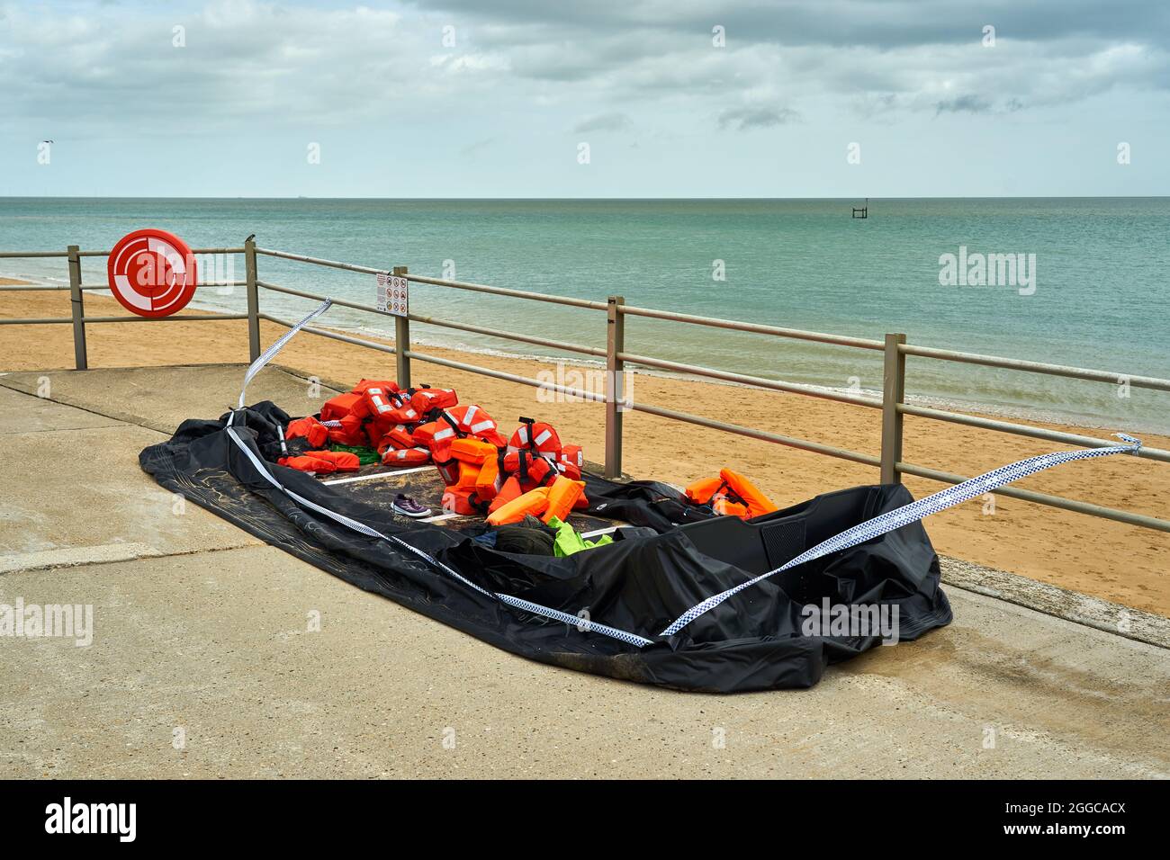 Un canot pneumatique dégonflé utilisé par les migrants. Banque D'Images