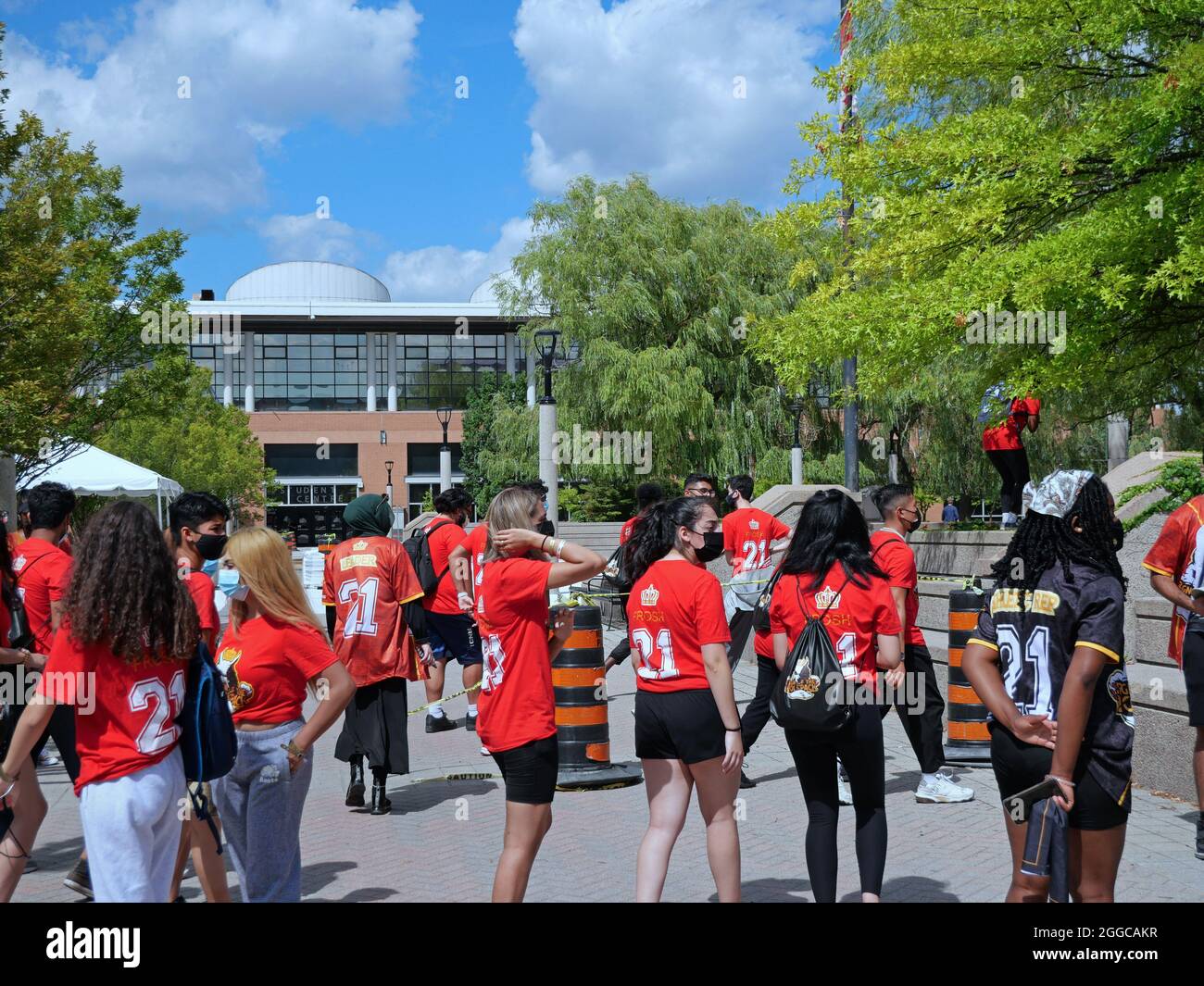 Toronto, Canada - le 30 août 2021 : semaine Frosh à l'Université York pour présenter de nouveaux étudiants au campus, avec des masques faciaux en raison de la pandémie. Banque D'Images