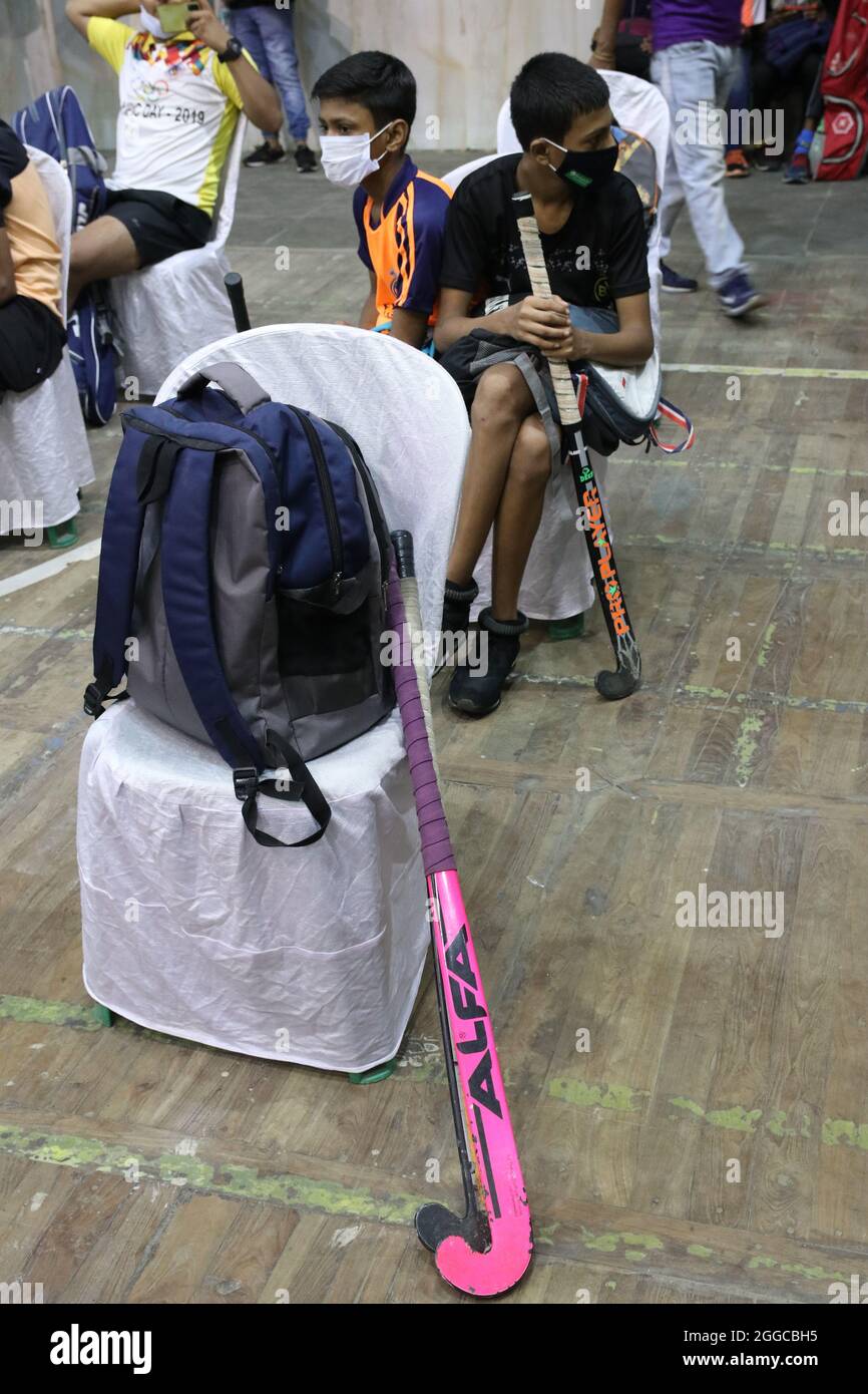 Kolkata, Inde. 29 août 2021. Les joueurs de hockey junior participent à la célébration de la Journée nationale des sports et de l'anniversaire du major Dhyan Chand à Kolkata. (Photo de Dipa Chakraborty/Pacific Press) crédit: Pacific Press Media production Corp./Alay Live News Banque D'Images