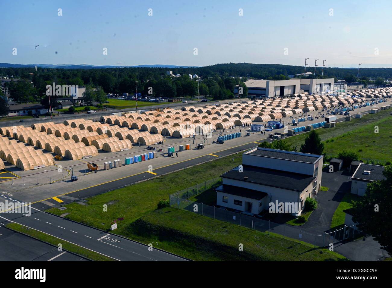 Les PODS sont établies pour les évacués à la base aérienne de Ramstein, en Allemagne, le 24 août 2021. Les militaires ont établi un logement temporaire pour les évacués d'Afghanistan à l'appui de l'opération alliés refuge. Crédit obligatoire : Jan K. Valle/US Air Force via CNP Banque D'Images