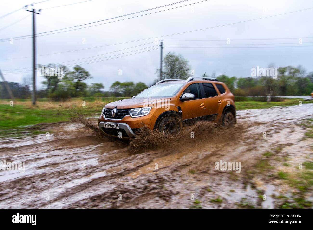 MOSCOU, RUSSIE - 08 MAI 2021 Renault Duster vue extérieure de deuxième génération en mouvement. Un vus compact, également appelé Dacia Duster, traverse le fi Banque D'Images