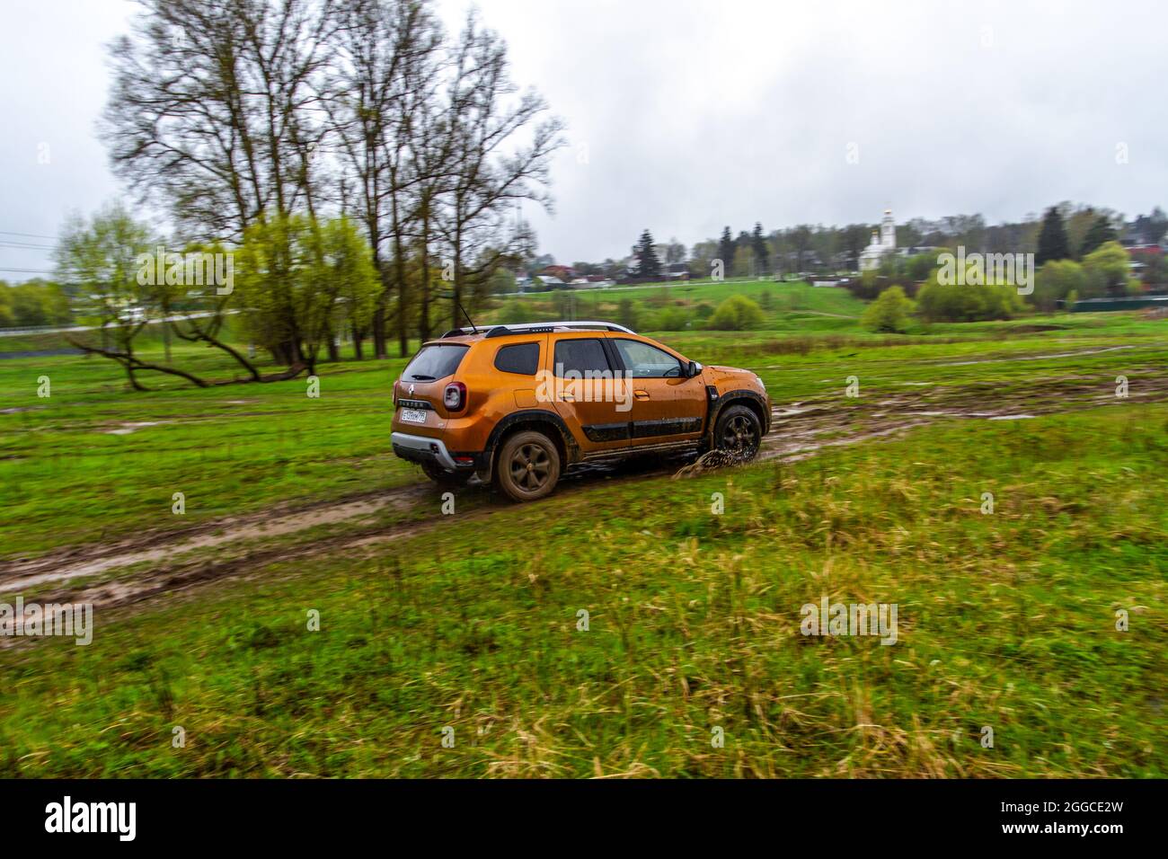 MOSCOU, RUSSIE - 08 MAI 2021 Renault Duster vue extérieure de deuxième génération en mouvement. Un vus compact, également appelé Dacia Duster, traverse le fi Banque D'Images
