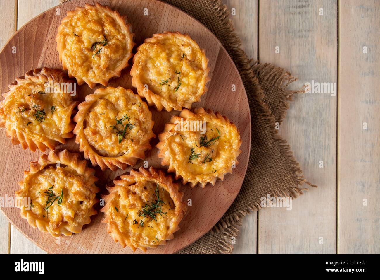 Muffins Chauds Et Savoureux Avec Des Legumes Et Du Fromage Sur Une Planche De Bois Recette Pour Un Plat De Saison D Automne Delicieux Gateaux Faits Maison Pour Une Alimentation Saine Photo Stock Muffins Chauds Et Savoureux Avec Des Legumes Et Du Fromage Sur Une Planche De Bois Recette Pour Un Plat De Saison D Automne Delicieux Gateaux Faits Maison Pour Une Alimentation Saine Photo Stock