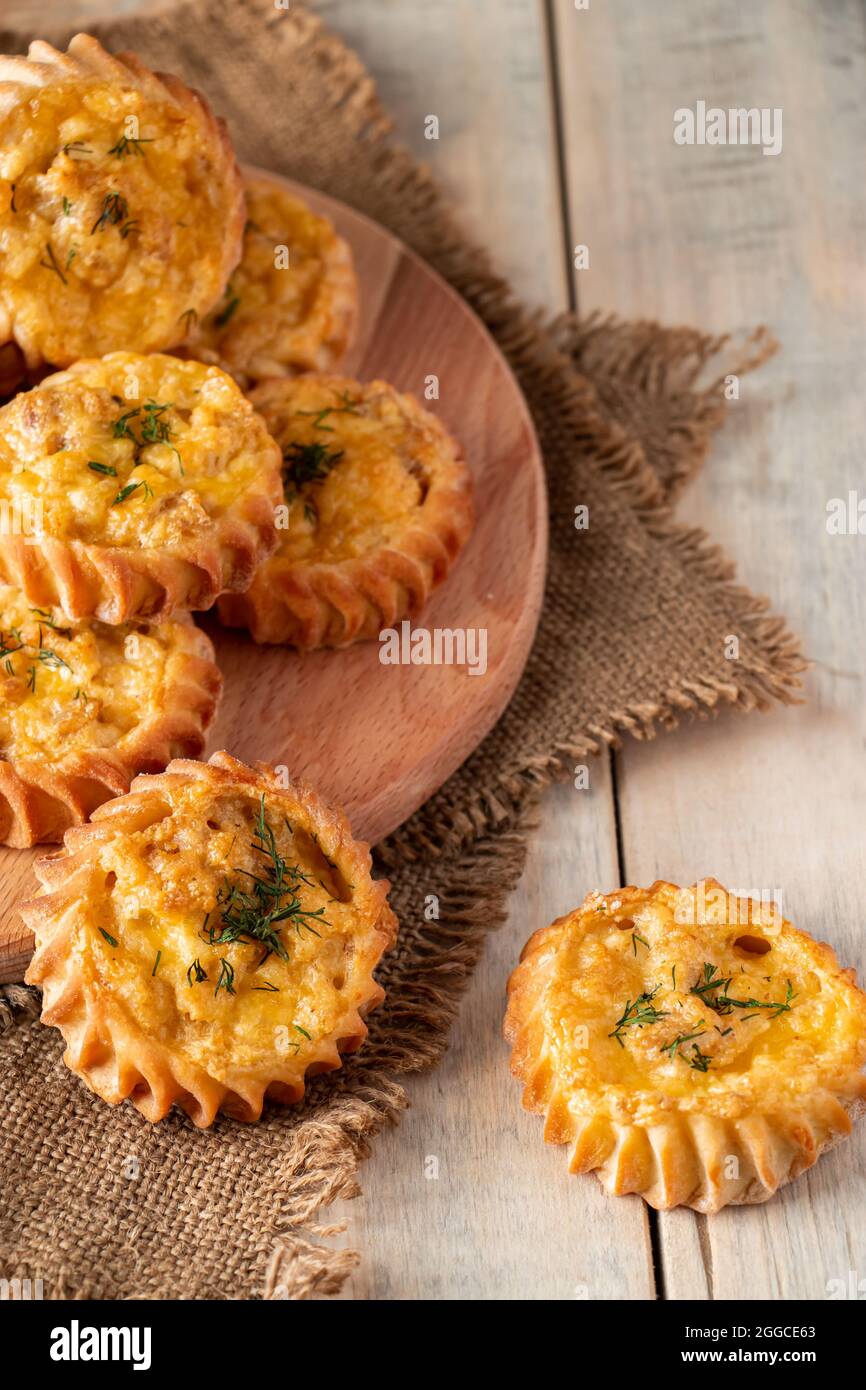 Muffins Chauds Et Savoureux Avec Des Legumes Et Du Fromage Sur Une Planche De Bois Recette Pour Un Plat De Saison D Automne Delicieux Gateaux Faits Maison Pour Une Alimentation Saine P Vertical Muffins Chauds Et Savoureux Avec Des Legumes Et Du Fromage Sur Une Planche De Bois Recette Pour Un Plat De Saison D Automne Delicieux Gateaux Faits Maison Pour Une Alimentation Saine P Vertical